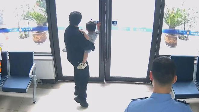 满！走失萌娃在派出所睡着了凯时尊龙人生就是博安全感满(图2)