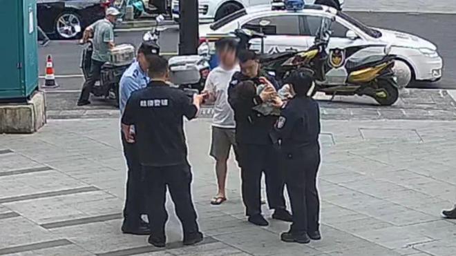 满！走失萌娃在派出所睡着了凯时尊龙人生就是博安全感满(图4)