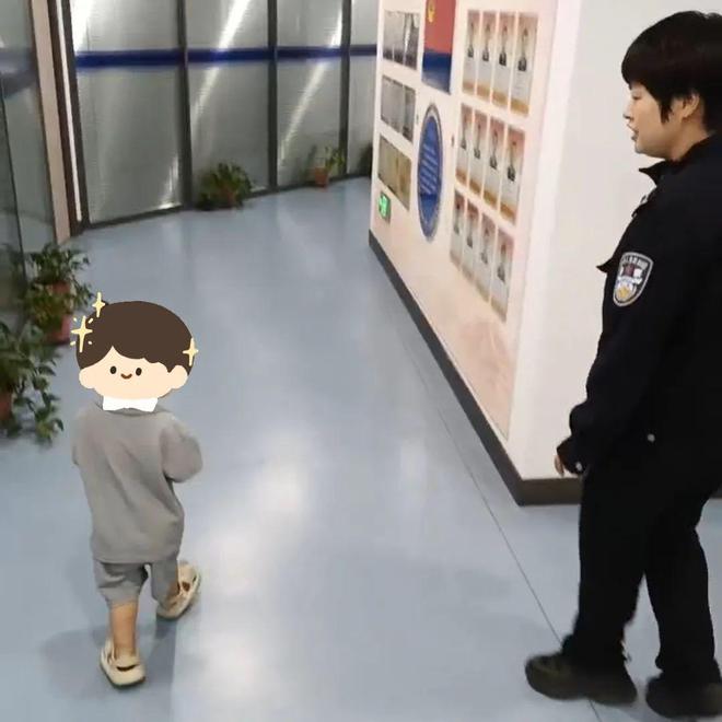 满！走失萌娃在派出所睡着了凯时尊龙人生就是博安全感满(图3)