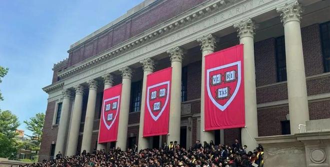 位在哈佛毕业演讲的中国女生震撼全场尊龙凯时网站哈佛战胜川普这天史上首(图3)