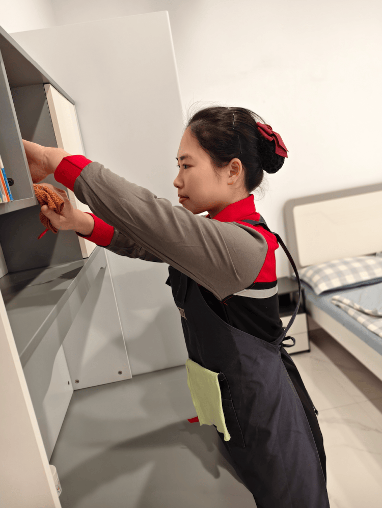 的守护者:四位家政服务师的“春忙”时刻z6尊龙·中国网站新春走基层|除尘迎新(图2) 的守护者:四位家政服务师的“春忙”时刻z6尊龙·中国网站新春走基层|除尘迎新(图2)